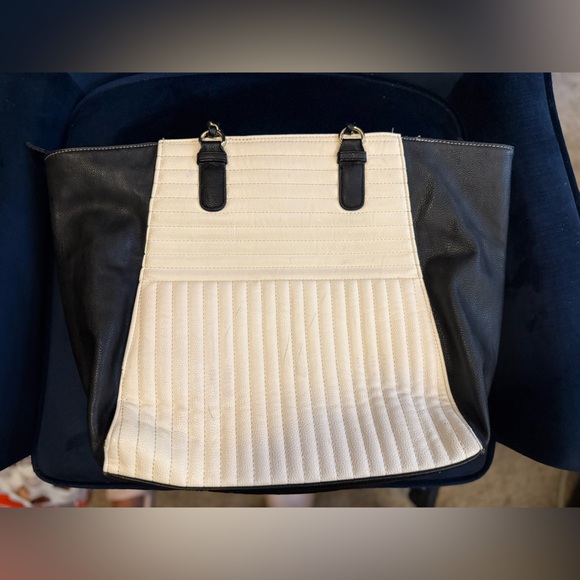 Black & White Betsy Johnson Tote ! - Picture 9 of 12